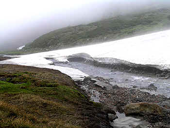 赤石川には大量の雪渓が残る