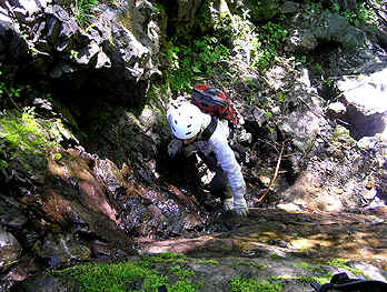 上流部、3〜4mの小滝を登る